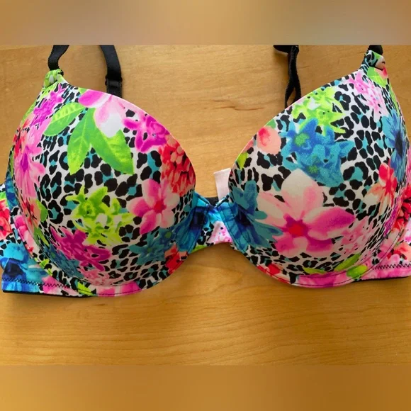 Victoria’s Secret wear everywhere push-up bra. 36C Colorful.Excellent condition - Picture 1 of 5